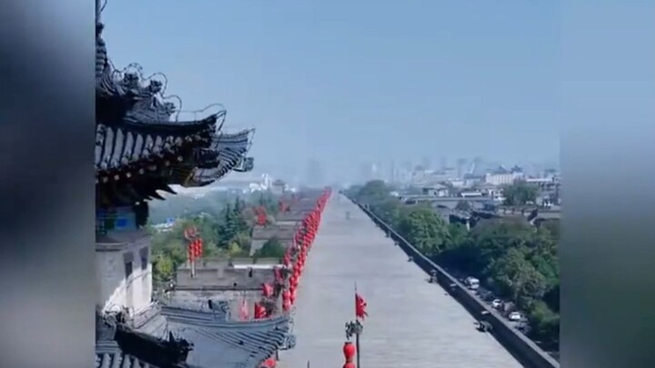 Here’s a little-known fact about Xi’an: it takes about 4 hours to walk the entire 14-kilometer-long 