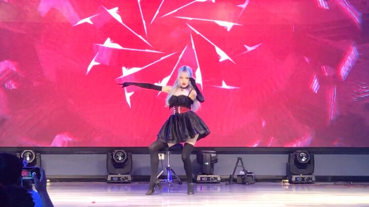 แขกรับเชิญของ Le Xiaoman เต้น "แมวสีชมพู" ที่ Linyi Comic Exhibition ในมณฑลซานตง
