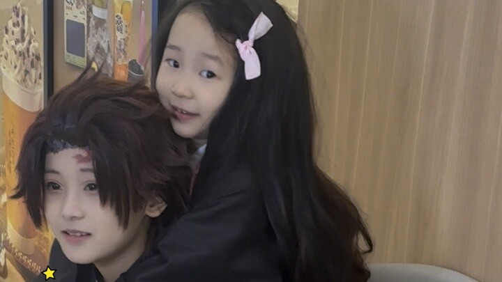 Cosplay kakak dan adik sungguhan, sungguh mengharukan, itu Tanjiro kecil dan Nezuko!