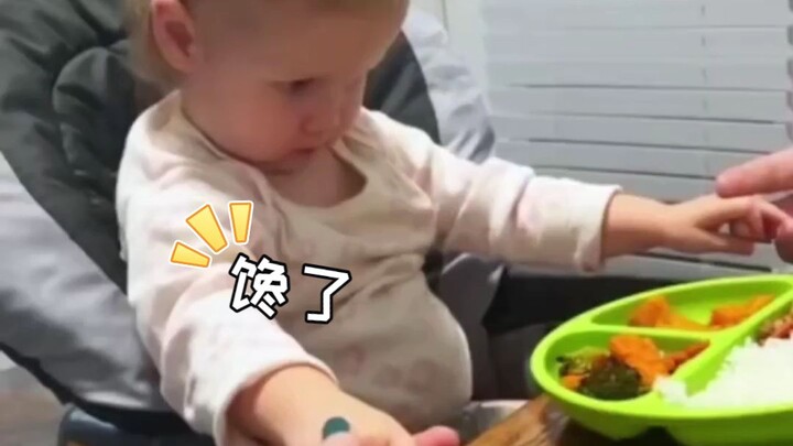 Người lớn chìm đắm trong lời cầu nguyện, còn bé con thì lén lút ăn cơm chẳng chịu đợi!