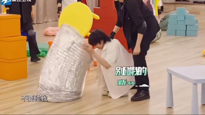 Từ Minh Hạo: Đừng đụng vào tôi, đừng đụng vào tôi! Thật đấy! Tôi không chơi với các người nữa! Á á á