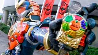 Perhatikan Kamen Rider dengan efek transformasi khusus yang dapat menyerang