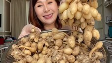 Cici memang sukanya cobain yang aneh aneh ….. apalagi coba ini ….
