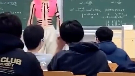 ครูฟิสิกส์แต่งคอสเพลย์เป็นอาคาซ่าตอนสอน ตราบใดที่ฉันไม่เขิน คนอื่นก็จะเขินตามไปด้วย