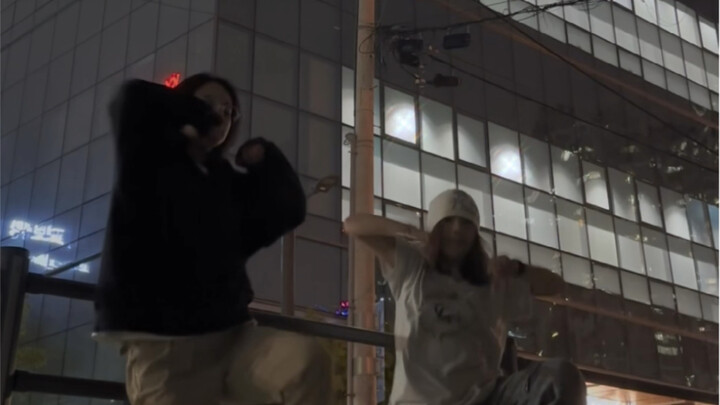 Các Tôn Ngộ Không tập trung dưới nhà máy vũ trụ