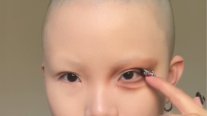 Gadis botak ganti riasan boneka BJD? Membentuk alis pakai tangan kosong?!