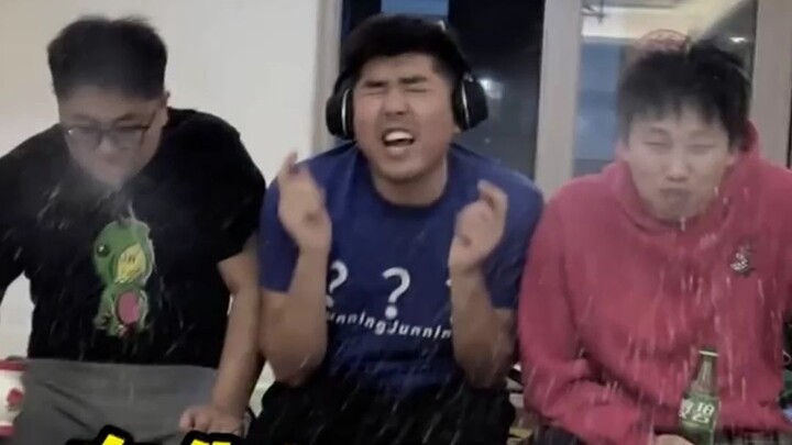 Tantangan bernyanyi sambil menahan tawa, netizen kebingungan: lagu apa ini semua?