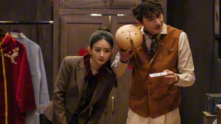 The group variety show is here—what are these two cuties listening to?