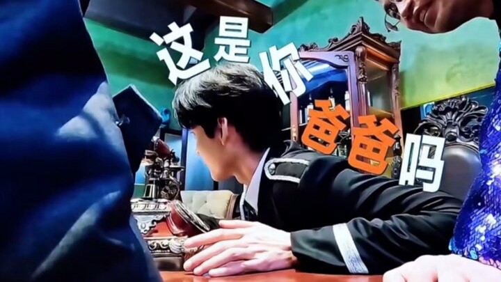 Zhou Keyu melihat Reba hanya terus tersenyum bodoh