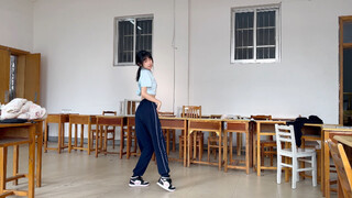 During lunch break, I quietly went to the rooftop classroom to dance