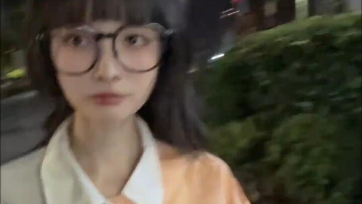 Không cho hôn thì đi dạo gì?