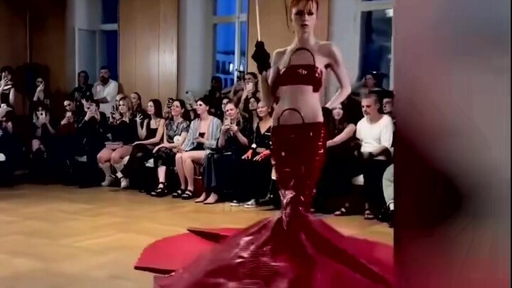 A Chinese guy imitated the Balenciaga fashion show, sparking heated discussions among netizens from 