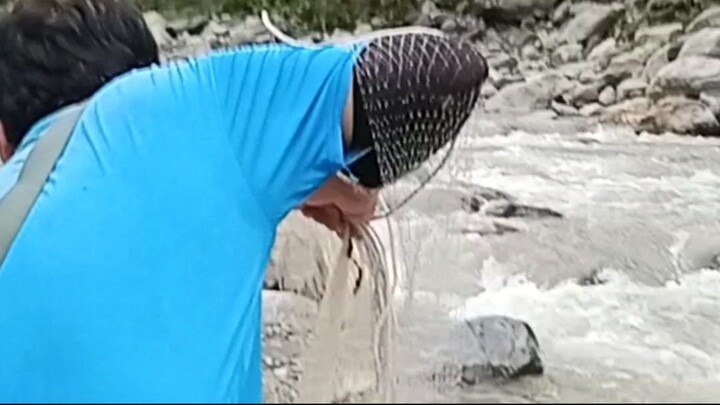 cast net fishing in Nepal | himalayan trout fishing with handmade cast net |