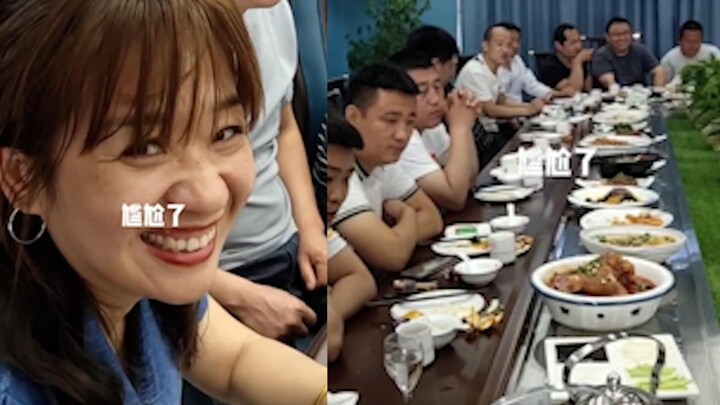 同学聚会说好带媳妇参加，饭桌上清一色男同学，结果媳妇尴尬了