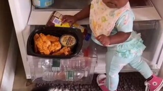 小女儿总是拉着狗狗一起偷偷吃零食，却总是被爸爸抓个正着...