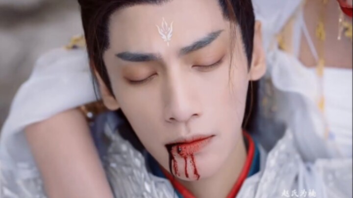 没天理了，为什么他闭眼吐血半死不活的都能这么好看，这谁能忍住不偷水晶救他！