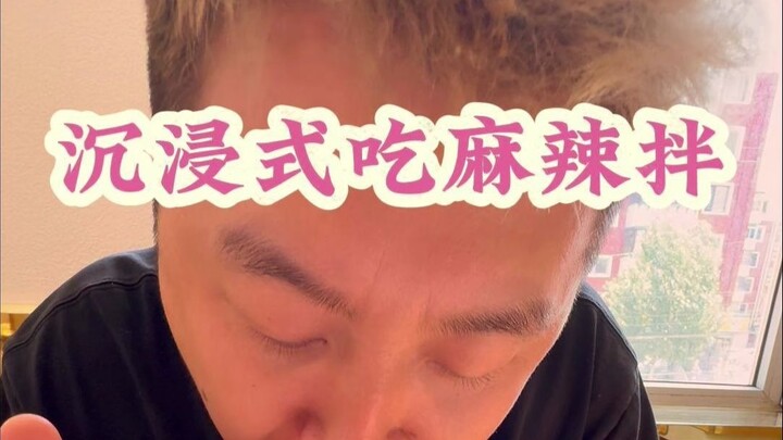 Ăn mì cay trộn nhập vai