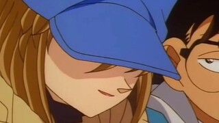 Haihara Ai dengan marah memberi isyarat pada Conan