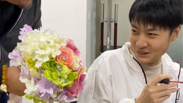 Pengakuan cinta Old Mu ini benar-benar bikin malu banget, tapi dia pantas jomblo—dia terlalu galak!