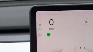 Tesla mengenali kendaraan di sekitarnya dan menampilkan status real-time kendaraan tersebut dalam be