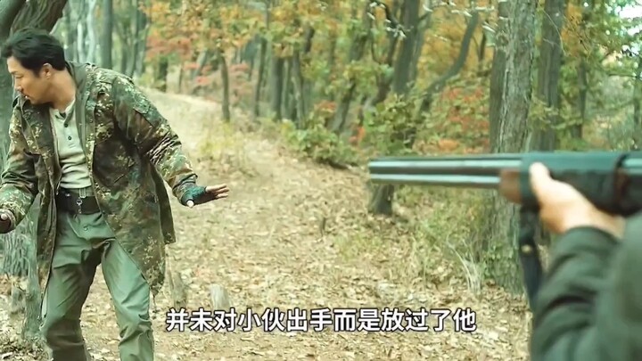 Ông già trốn trong tấm đệm, cuối cùng lại bị cả chục cô gái giẫm bẹp nát thành thịt vụn – “Khốn Thú”