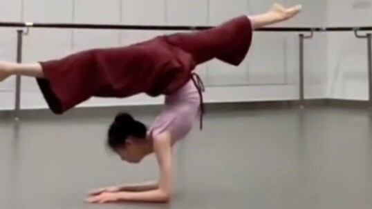 Evergrande beauty Lin Dandan created a unique split dance "Evergrande Lin Dandan" split challenge