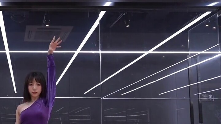 【TWICE】Sparkling cover of "Feel Special" Tuwas changes clothes and performs a 1:1 cover of MoMo's po