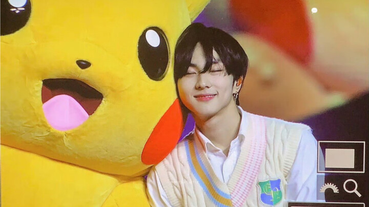 Pikachu: I only cuddle with my Zhenyuan—mutual affection, so adorable! Cr: burryburries
