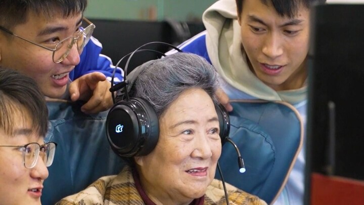 جدة تبلغ من العمر 80 عامًا تقضي كل يوم مع مجموعة من الطلاب في مقاهي الإنترنت؟ الحقيقة وراء ذلك تُبكي