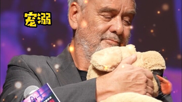 ทีมผู้สร้างภาพยนตร์ “สุนัขเทพ” ถ่ายทอดสดวิธีการลูบหัวสุนัขในชีวิตประจำวัน อบอวลไปด้วยความรัก!