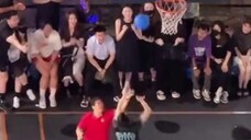 Wang Hedi was surrounded while recording a variety show