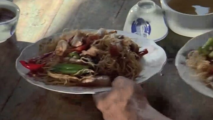 The young master wanted the most expensive fried noodles, but the boss put enough meat in it! Little