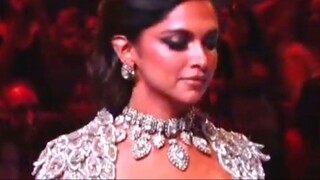 Cute 🥰 #DeepikaPadukone Looks Gorgeous😍 At #ManishMalhotra Show 💃  #RanveerSingh