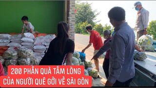 Trao Khương Dừa 200 phần quà của bà con vùng quê gởi Sài Gòn bằng cả tấm lòng.
