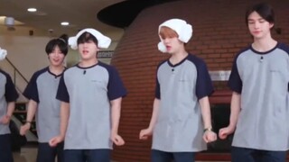 ภายใต้การแนะนำของ Xu Zhangbin สมาชิก Stray Kids ทุกคนได้เรียนรู้ท่าเต้น Love me like this ของ NMIXX