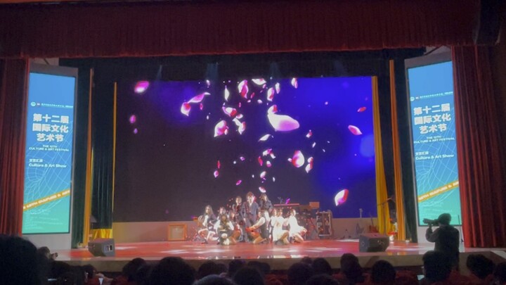 iZONE La vie en Rose, festival seni tahun ini kembali hadir, suasana besar seperti ini memang butuh 