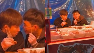 儿子帮妈妈看自家摊位，结果带朋友炫了起来，眼前一幕令她傻眼