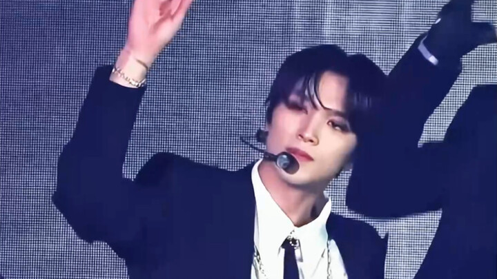 [Lee Kae-chan] As soon as he raises his hand, I’m completely under his control.