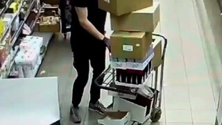 小哥在同一个超市工作了3年，监控记录下这些悲惨瞬间...就这样还没被开除