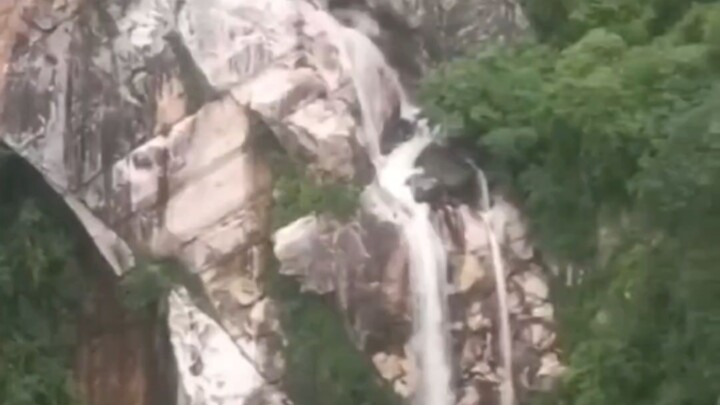When admiring waterfalls, please be extremely cautious, as the water volume can swell suddenly!