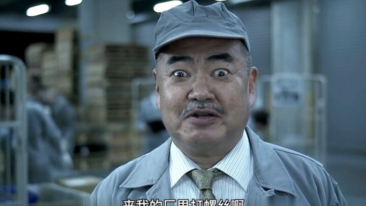 استيقظ الرجل ليكتشف أن العالم قد حلّت فيه الروبوتات محل البشر، حاملاً بين ذراعيه روبوتاً يحمل أحلامه