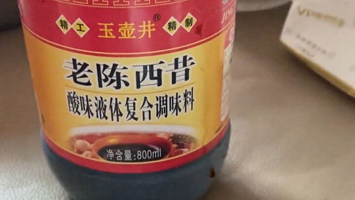 Sedang asyik makan mie air, baru ketahuan setelah ditambah cuka: ini asli apa nggak? Kok rasanya kay