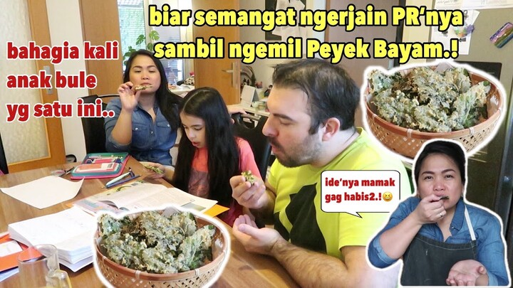 ANAK BULE NGERJAIN PR SAMBIL MAKAN PEYEK BAYAM..MANTAP POLL.!