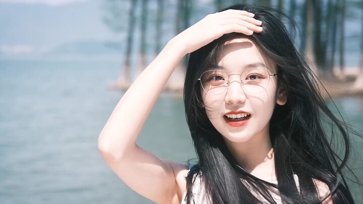 Bị giam hãm trong chốn thị thành, nhưng hướng về núi biển.