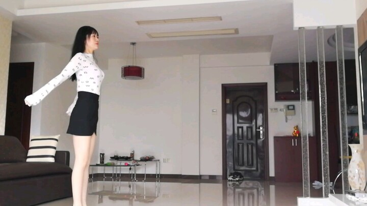小君舞蹈秀 跳开心了还要脱鞋 这是什么毛病哈哈