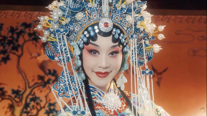 انتظر حتى أضع المكياج الثقيل، وستبدأ المسرحية الجميلة.