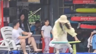 现实版“水上漂”？俏皮小姐姐玩无动力水翼板滑向对岸，网友：牛人不走马路，民间大佬无数  CR:野生栗子