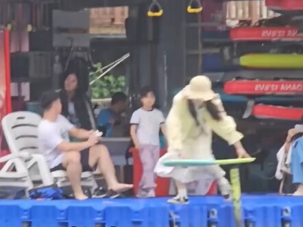 现实版“水上漂”？俏皮小姐姐玩无动力水翼板滑向对岸，网友：牛人不走马路，民间大佬无数  CR:野生栗子