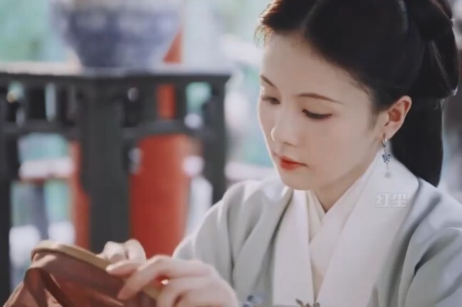 Shaochun kita juga berasal dari keluarga kaya raya; soal tata krama, dia tak pernah kalah dari siapa