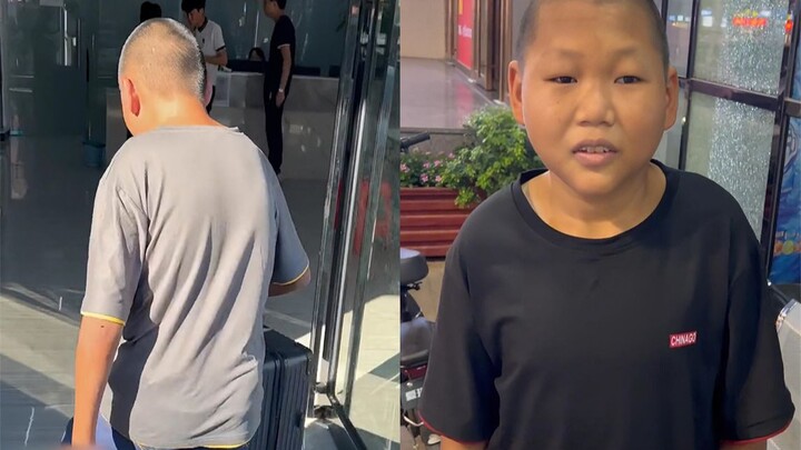 شاب في السابعة والعشرين بوجه طفولي يتصبّب عرقًا لأنه لا يستطيع العثور على عمل ولا يجرؤ على طلب المال